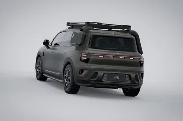 Vista trasera del SUV, destaca su diseño robusto y maletero amplio.