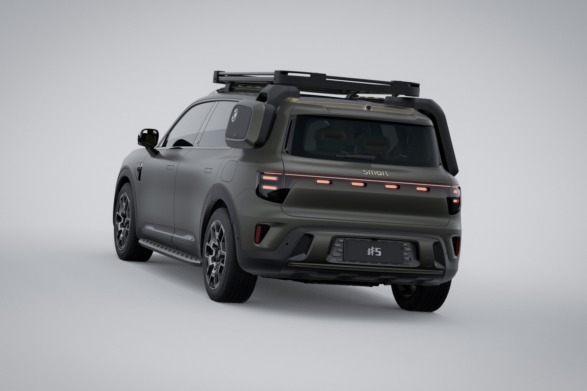 Vista trasera del SUV, destaca su diseño robusto y maletero amplio.