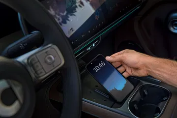 Pantalla táctil y sistema de conectividad en el SUV del 2025.