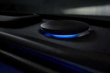 Vista del panel de control con iluminación sutil, destacando acabados de calidad.