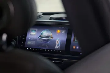 Vista del sistema de infoentretenimiento del Smart 5, mostrando funcionalidades avanzadas.