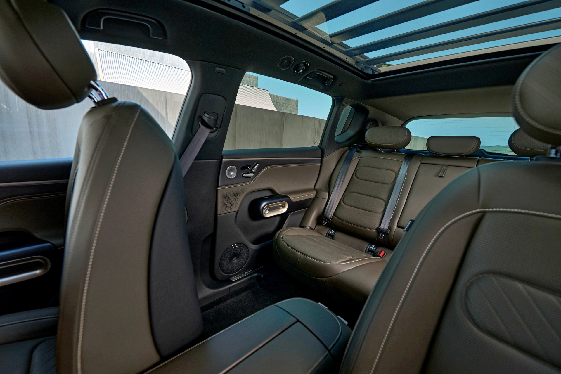 Vista del interior trasero del SUV, destacando sus cómodos asientos.