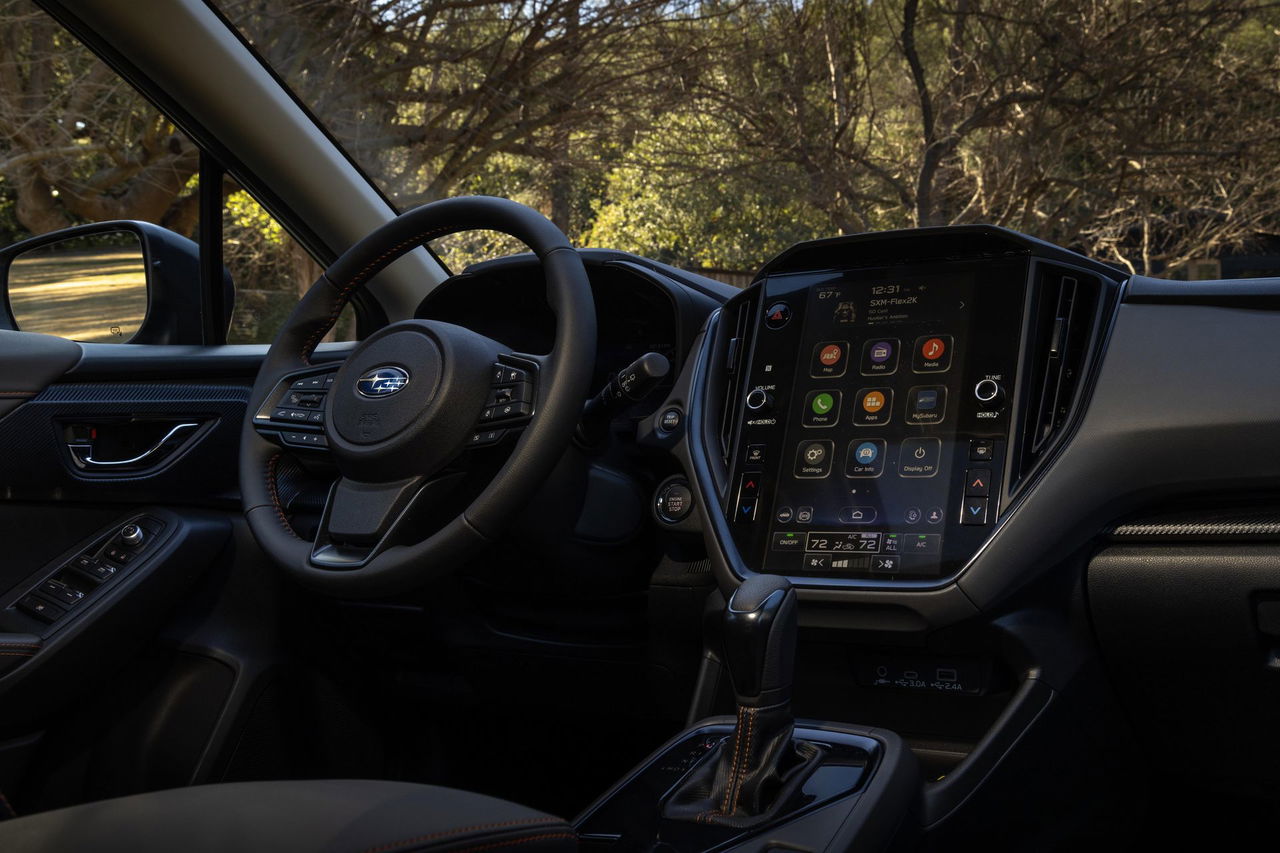 El interior del Subaru Crosstrek Hybrid 2025 combina tecnología y confort.