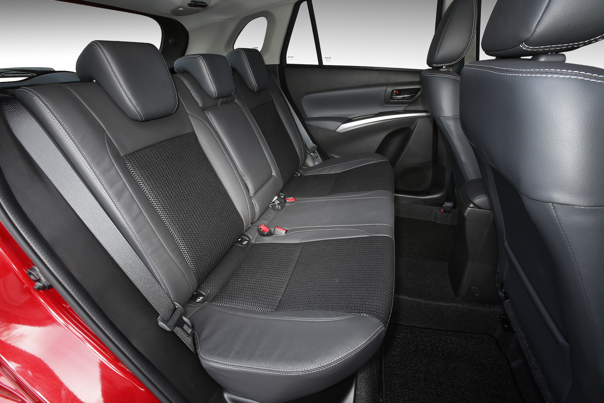 Asientos traseros del Suzuki S-Cross, destacando su comodidad y diseño.