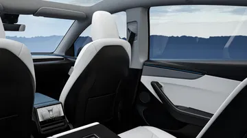 Vista del interior trasero del Tesla Model Y 2025, destacando su diseño moderno y espacioso.