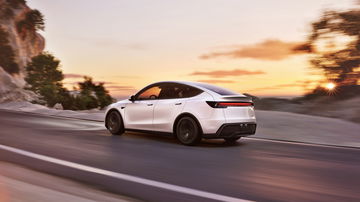 El Tesla Model Y 2025 presenta un diseño fluido y aerodinámico, ideal para la conducción moderna.