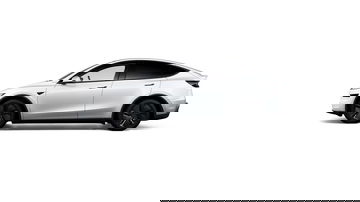 Vista lateral del Tesla Model Y 2025, destacando su diseño aerodinámico.