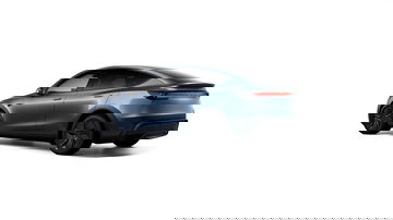 Vista lateral y trasera del Tesla Model Y 2025, mostrando su diseño moderno y aerodinámico.