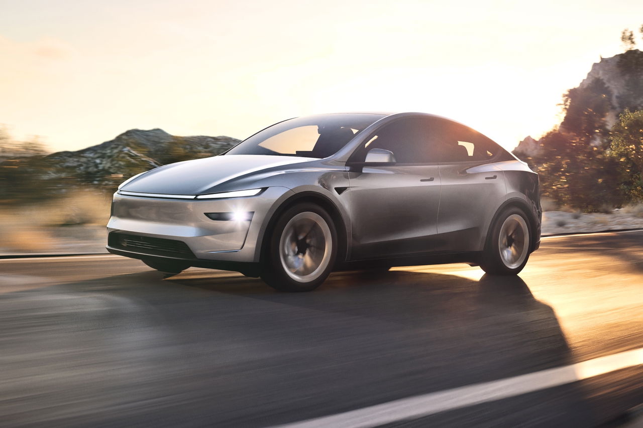 El Tesla Model Y 2025 se presenta con un diseño aerodinámico y elegante. 