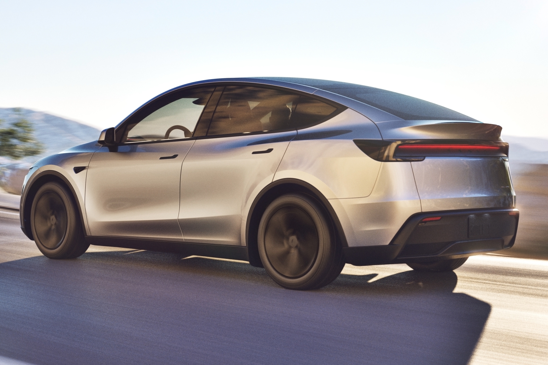 Vista lateral y trasera del Tesla Model Y 2025, destacando su aerodinámica.