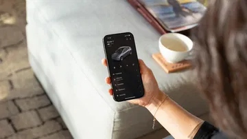 La imagen muestra la interfaz del sistema multimedia del Tesla Model Y 2025.