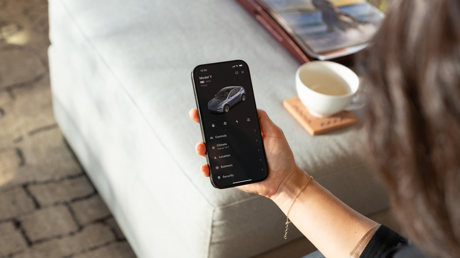 La imagen muestra la interfaz del sistema multimedia del Tesla Model Y 2025.