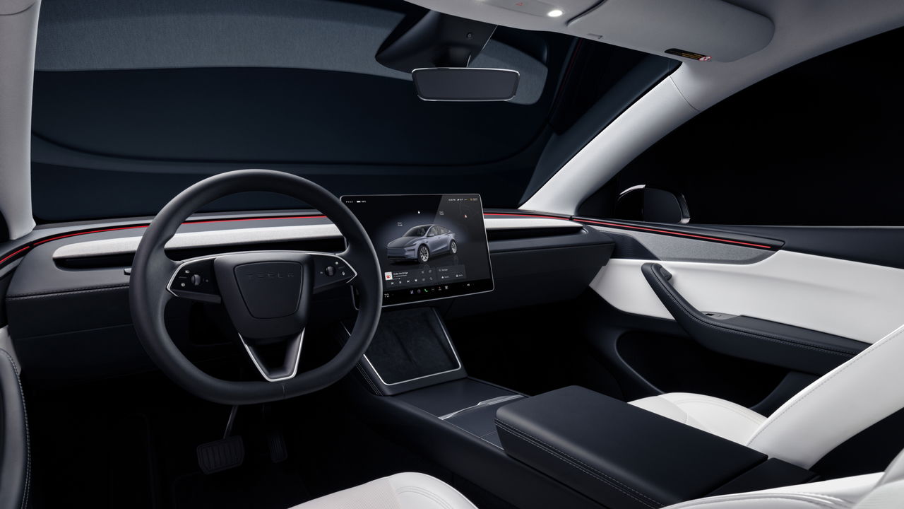 Interior renovado del Tesla Model Y 2025, destacando materiales de alta calidad.