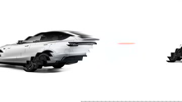 Vista lateral y trasera del Tesla Model Y 2025, destacando su diseño moderno.