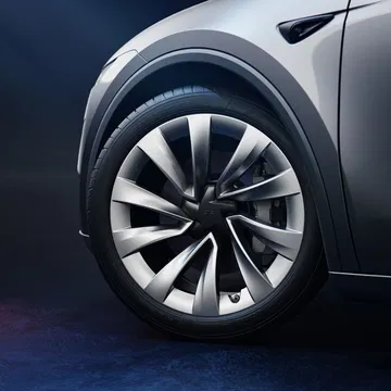 Rueda del Tesla Model Y 2025 que destaca por su diseño aerodinámico.