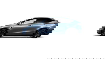 Vista lateral del Tesla Model Y 2025, destacando su diseño aerodinámico.