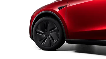 Detalle del diseño de la llanta del Tesla Model Y 2025.