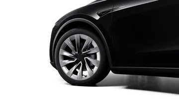 Vista del perfil del Tesla Model Y 2025, destacando el diseño aerodinámico de llantas.