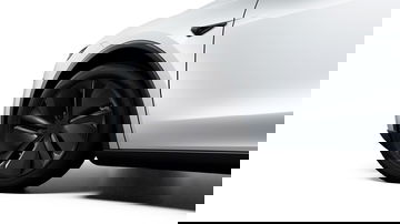 Vista lateral del Tesla Model Y 2025, destacando su diseño aerodinámico.