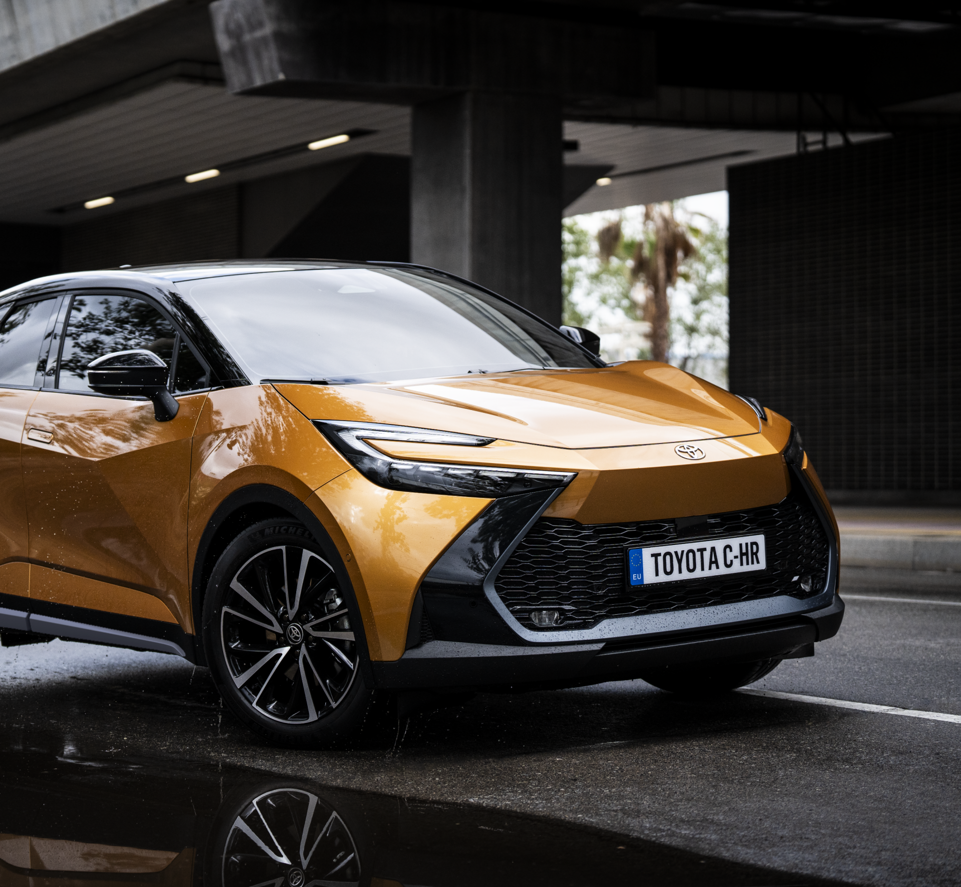 El nuevo Toyota C-HR Spirit combina estilo y eficiencia en un SUV híbrido.