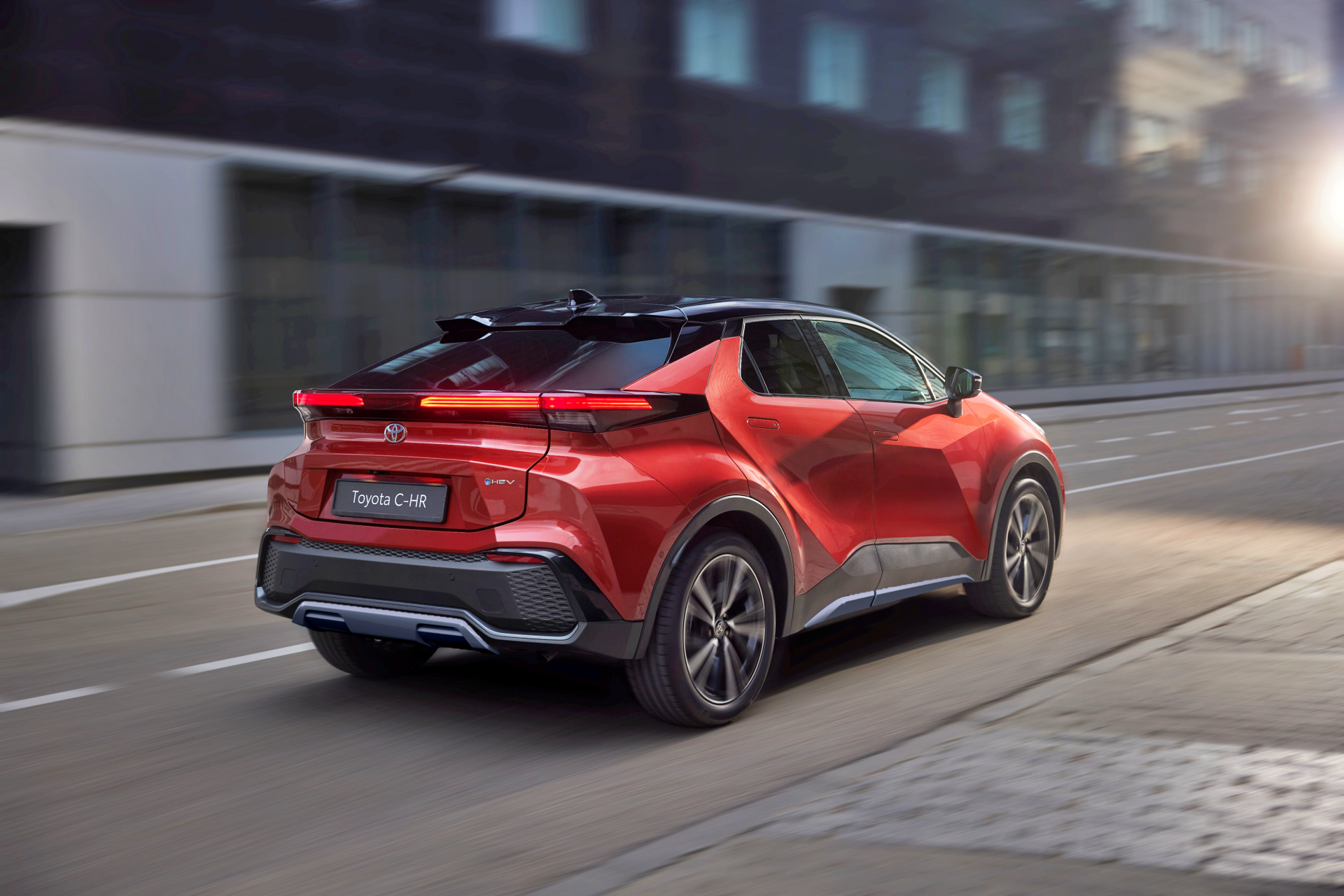 El Toyota C-HR Spirit se destaca por su diseño audaz y dinámico.