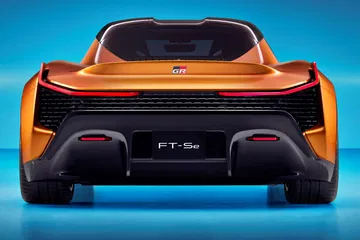 Vista trasera del Toyota FT-Se, mostrando su diseño deportivo y aerodinámico.