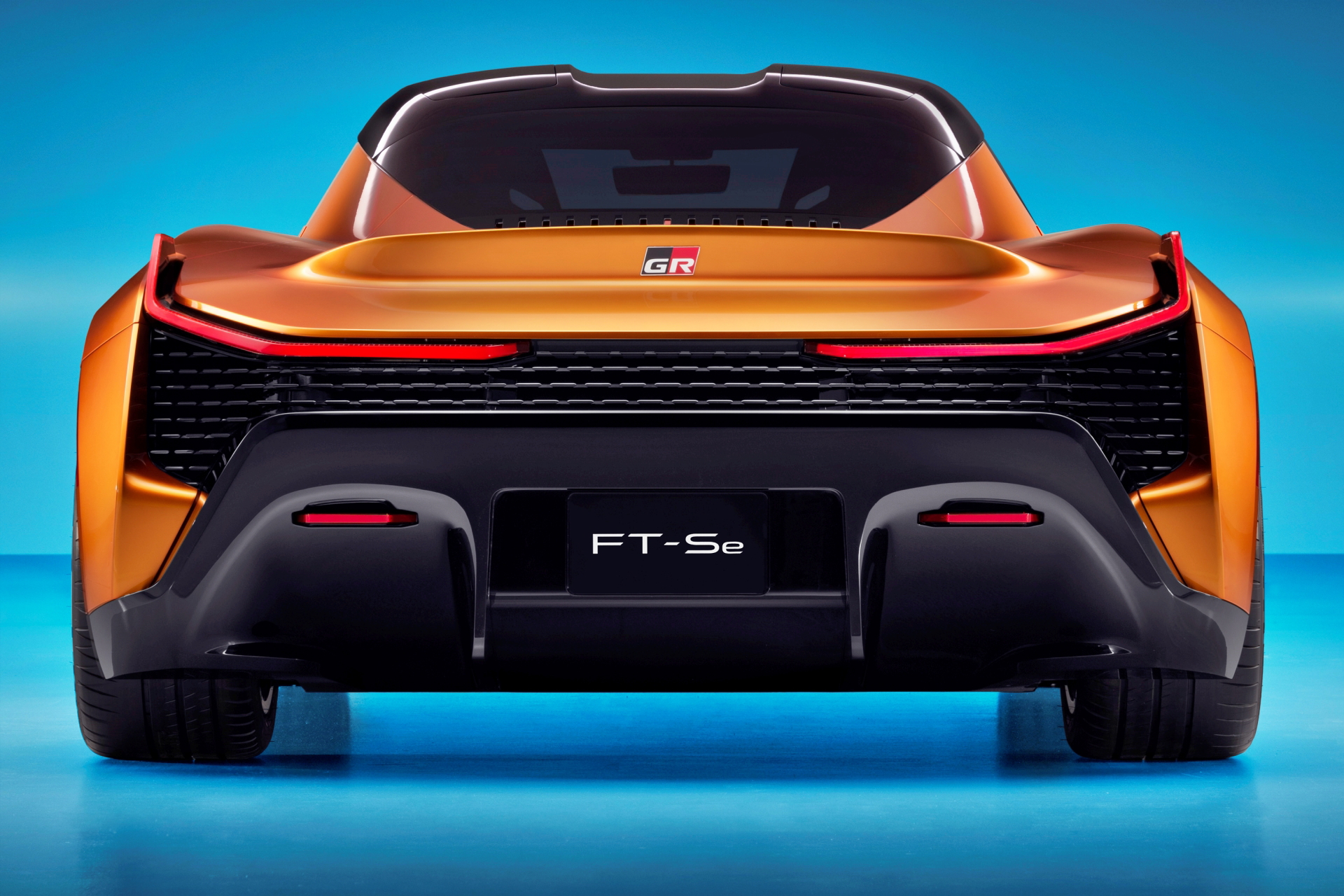 Vista trasera del Toyota FT-Se, mostrando su diseño deportivo y aerodinámico.