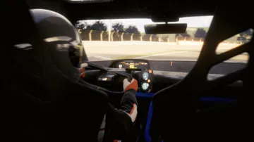 Vista del interior mostrando el volante y los asientos de un coche deportivo Toyota.