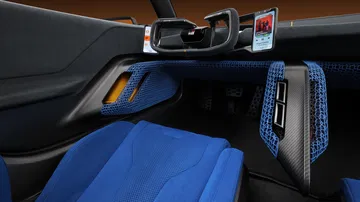 Interior del Toyota FT-Se, destacando sus asientos deportivos y modernos.