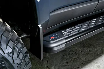Vista del estribo del Toyota Land Cruiser AT37, destacando su robustez y diseño funcional.