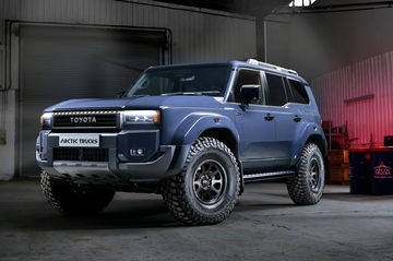 El Toyota Land Cruiser AT37 se presenta con un diseño robusto y capaz para cualquier aventura.
