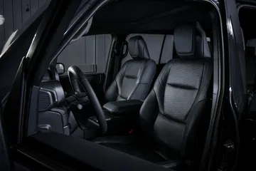 Interior del Toyota Land Cruiser AT37 con asientos ergonómicos y diseño elegante.