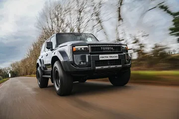 El Toyota Land Cruiser AT37 muestra su impresionante diseño robusto y preparado para todo terreno.