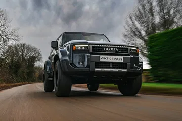 El Toyota Land Cruiser AT37 avanza con robustez y estilo por cualquier terreno.