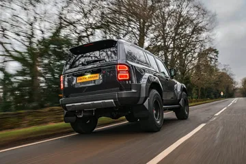 El Toyota Land Cruiser AT37, una bestia todo terreno, se presenta robusto y dominante en la carretera.