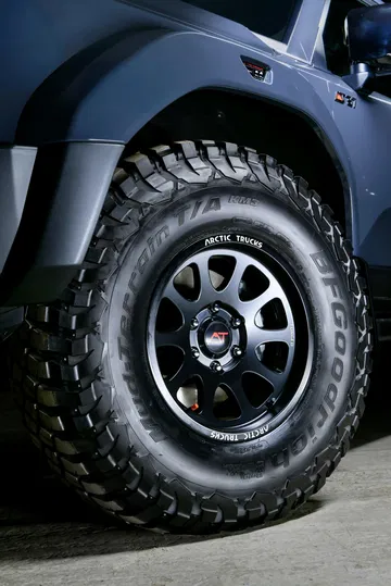 Rueda del Toyota Land Cruiser AT37, diseñada para terrenos difíciles.