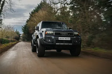 El Toyota Land Cruiser AT37 se presenta imponente, listo para la aventura.