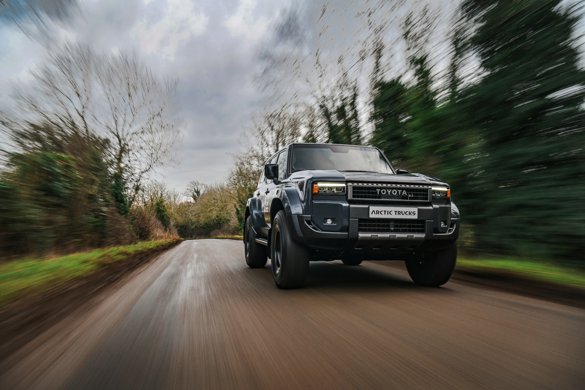 El Toyota Land Cruiser AT37 combina diseño robusto con capacidades 4x4 excepcionales.