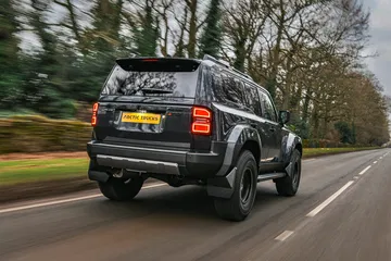 El Toyota Land Cruiser AT37 combina robustez y elegancia en su diseño todoterreno.