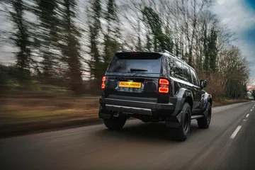 Vista trasera del Toyota Land Cruiser AT37, mostrando su robustez y diseño moderno.