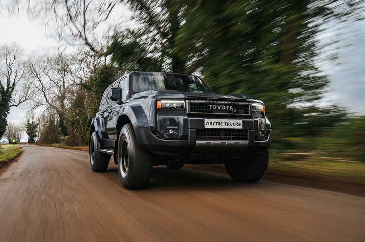 Toyota Land Cruiser AT37, el todoterreno definitivo, destaca por su robustez y elegancia.