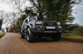 Toyota Land Cruiser AT37, el todoterreno definitivo, destaca por su robustez y elegancia.