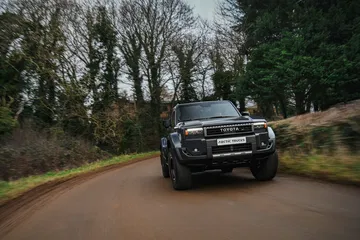 El Toyota Land Cruiser AT37 destaca con su robustez y diseño imponente, ideal para cualquier aventura.