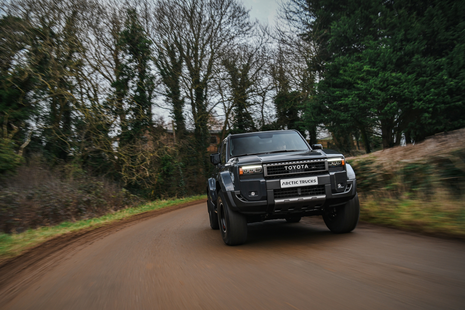 El Toyota Land Cruiser AT37 destaca con su robustez y diseño imponente, ideal para cualquier aventura.
