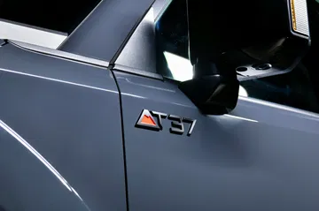 Detalle del emblema que destaca la capacidad todoterreno del Toyota Land Cruiser AT37.