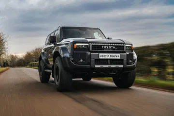 El Toyota Land Cruiser AT37 destaca por su robustez y diseño imponente.