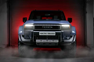 El Toyota Land Cruiser AT37 destaca con su imponente diseño frontal.