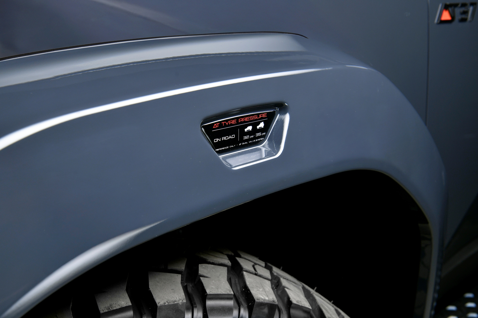 Vista cercana del emblema y detalle de los acabados del Toyota Land Cruiser AT37.