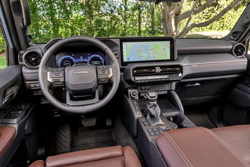 Interior del Toyota Land Cruiser VX-L, destacando el moderno diseño y tecnología.