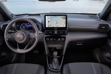 Interior del Toyota Yaris Cross, destaca su pantalla táctil y diseño ergonómico. Interior del Toyota Yaris Cross, destaca su pantalla táctil y diseño ergonómico.